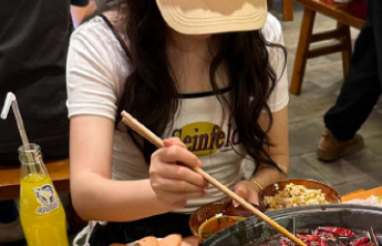 重庆女子被毒蛇咬伤毫无察觉，逛吃数小时后头晕发热，医生称其侥幸保命