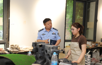 讲安全被嫌“不懂艺术”？57岁老警长靠“混圈”山艺，毕业季热线被打爆！