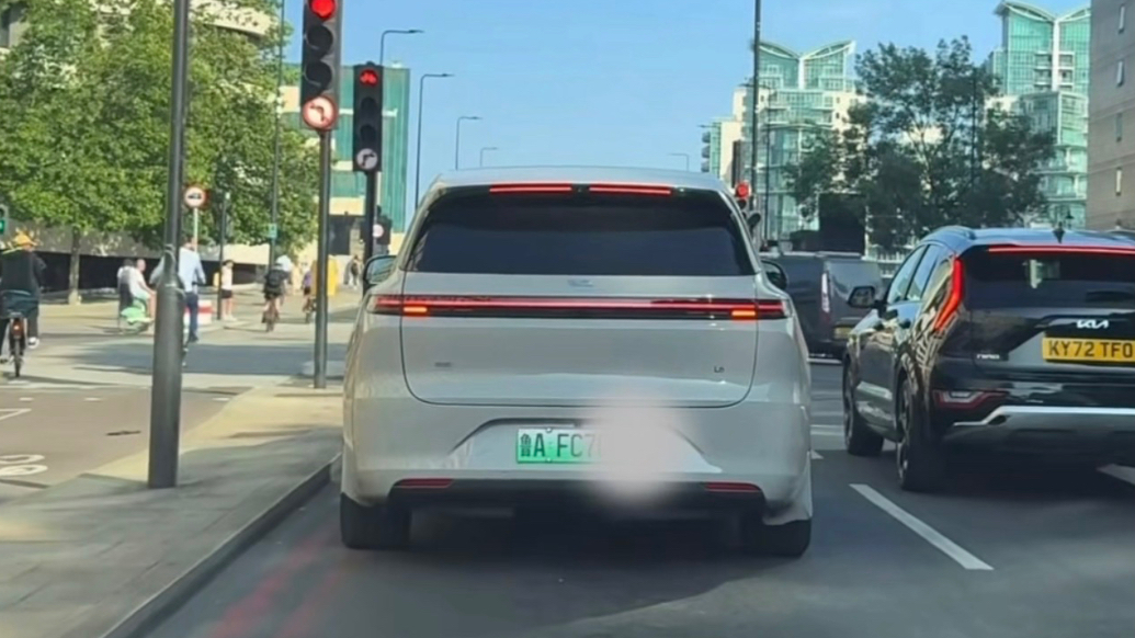 鲁A车牌现身伦敦街头！网友：经十路修到英国了？