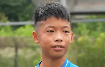 中国足球小将，捧起“小世界杯”！后空翻惊艳全场