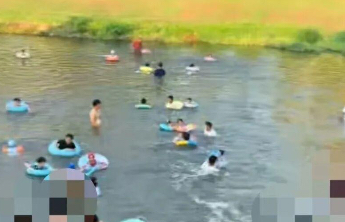 郑州一“入河排污口”成免费戏水乐园，当地：排放的是达标中水，不建议人体直接接触