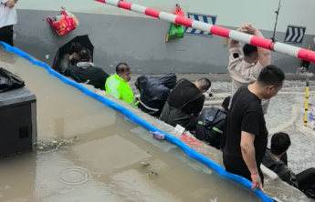 沈阳一小区物业和业主共筑“人肉挡水墙”，一车库的车都保住了！