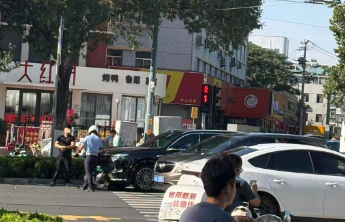 情报站|济南泺源大街一电动车与私家车相撞，电动车主倒地已送医