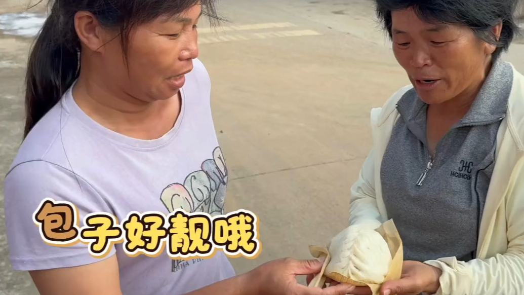 果然视频 | 广西老乡收到龙口排骨包子，笑得合不拢嘴