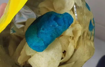 乐事薯片中被曝出现蓝色异物，乐事致歉：异物为工厂着色验证薯片