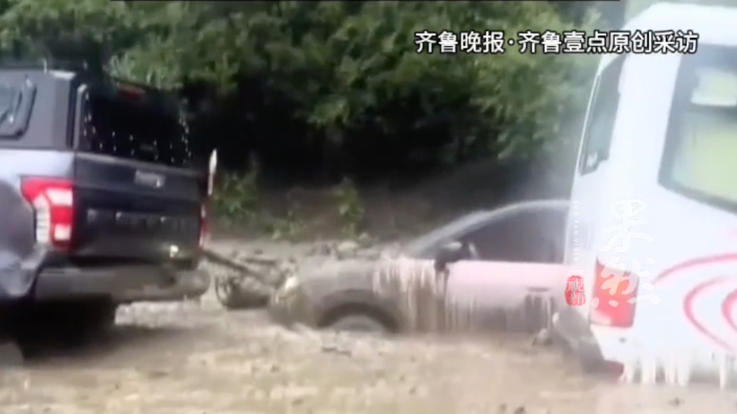 果然视频|降雨引发泥石流，云南香格里拉一景区内多辆车被困