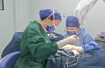 眼红、卡痛拖了两年，23岁女子角膜受损，检查发现竟是倒睫“卷土重来”