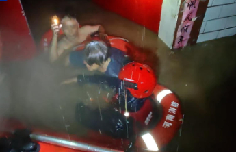 暴雨突袭郑州航空港，消防紧急转移141人