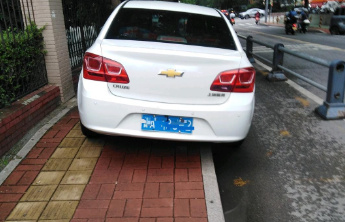 情报站·随手拍|济南德新路私家车乱停乱放，行人通行难盼整治！