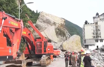 记者直击彭水崩塌现场，人机协同搜寻被困人员