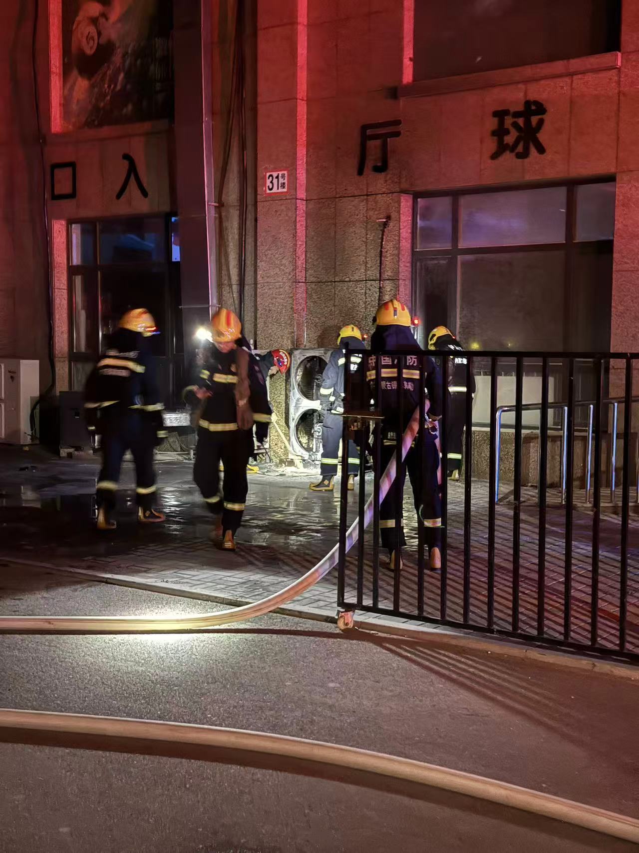 深夜空调外机起火 两名暑假兼职学生“教科书式”灭火