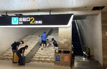 电梯“趴窝”只撤提示牌，敷衍整改凉了旅客的心