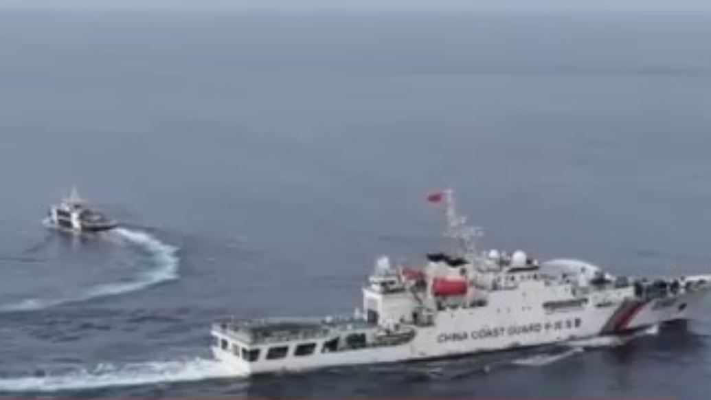 菲船侵闯我黄岩岛被驱离，逃窜时菲方站船头“表演”