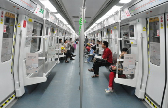 深圳地铁安检引争议，城市治理要有“三度”
