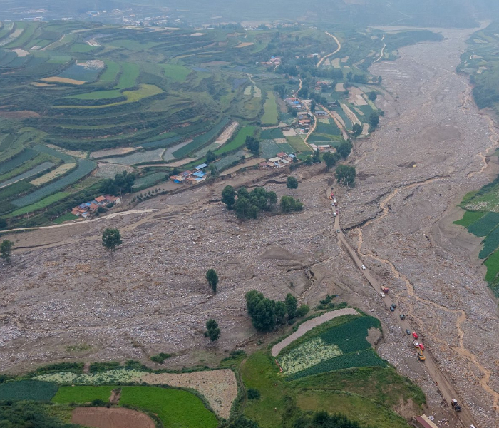 7月26日下午，定西市渭源县一景区受短时强降雨影响，引发山洪，致部分露营游客被困。截至18时，已有10人遇难、23人受伤。目前，当地公安、消防等救援力量已到场开展救援，相关工作正在持续进行中。
