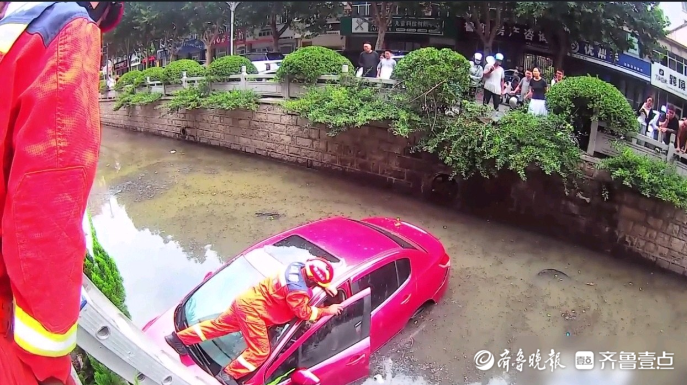 果然视频|误将油门当刹车致车辆坠河，消防到场及时救援