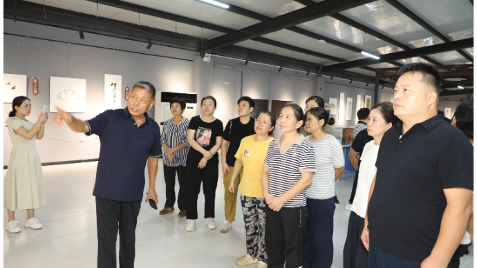  山东茌平：中通快递工会组织员工观看邹尚武道德经草书书法展 
