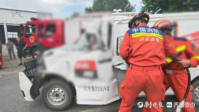 果然视频|面包车追尾前方货车，消防员破拆驾驶室救出司机