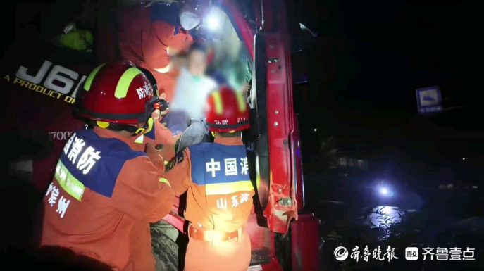 果然视频|两车相撞一司机被困，消防员到场及时解救