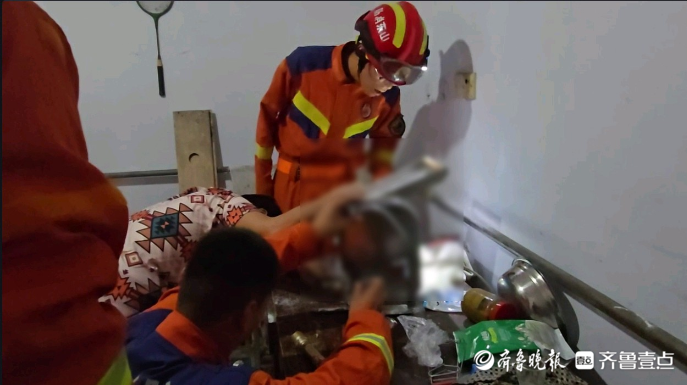果然视频|女子被压面机“咬”住手，消防员破拆帮其脱困