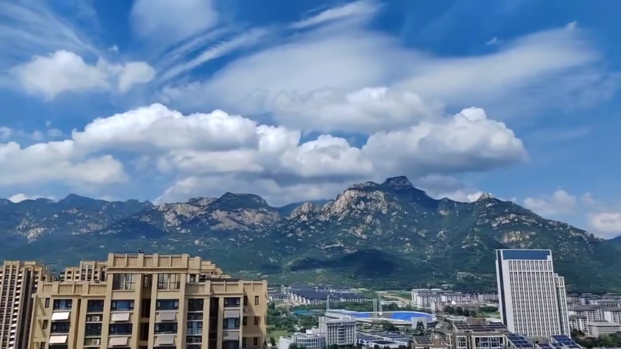 白云明丽，傲徕如画。难得一见的万里晴空.摄影凤凰