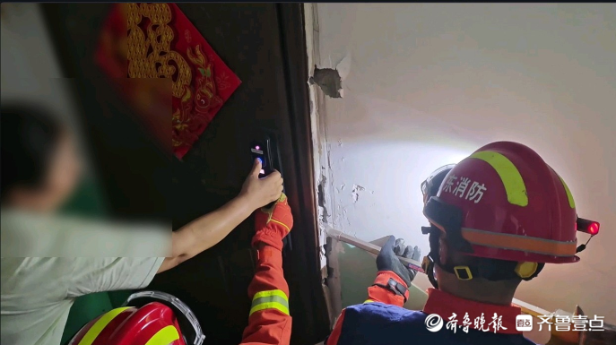 果然视频|女童不慎被反锁家中，消防员破门施救