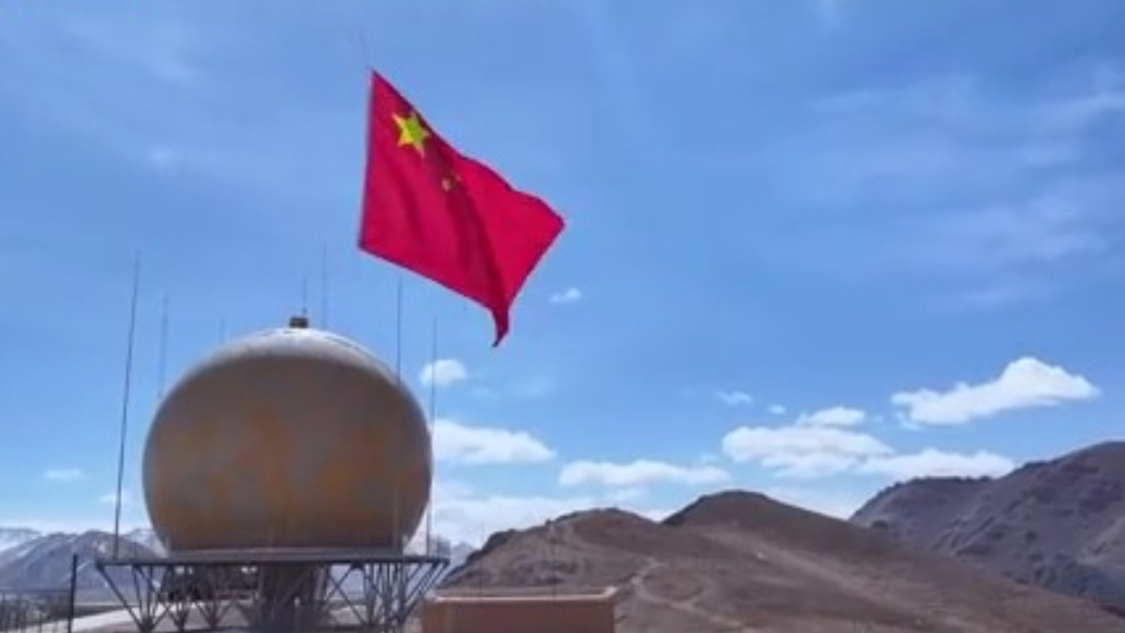 喀喇昆仑高原上，这面国旗用无人机升起