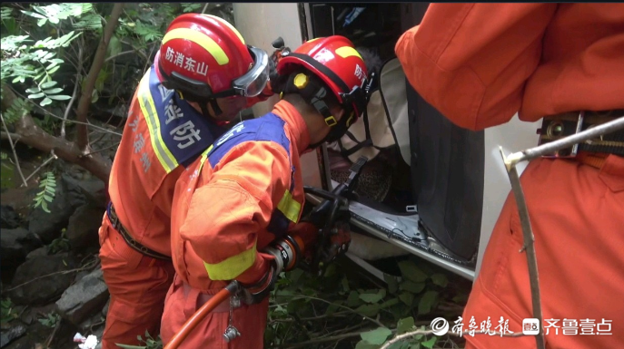 果然视频|轿车失控滑入深沟，众人合力施救
