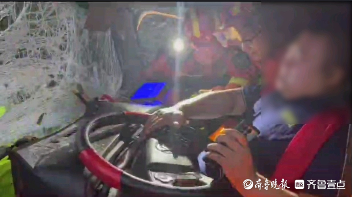 果然视频|两辆货车相撞，消防员破拆驾驶室救出被困者