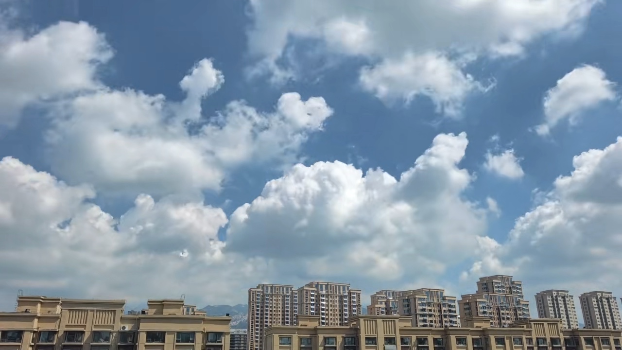 泰山的上空云海翻滚似万马奔腾.摄影刘继红