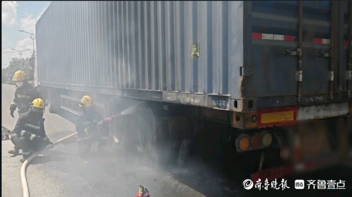 果然视频|一货车行驶中突然起火，消防员迅速到场扑救
