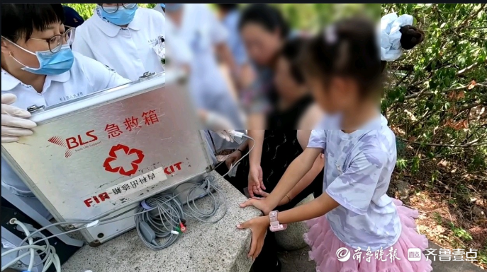 果然视频|老人爬山时身体突发不适，众人合力救援