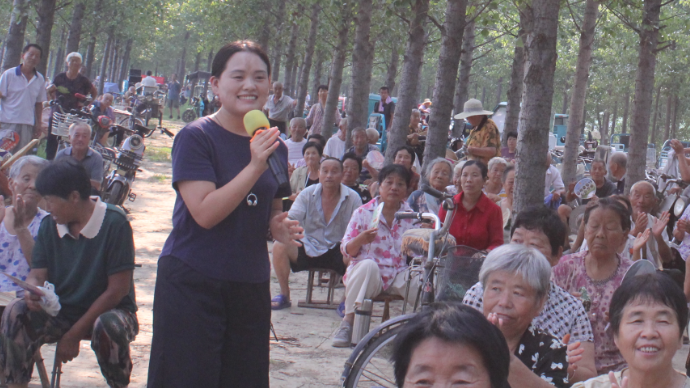 茌平区文艺轻骑兵走进小树林 歌曲《最炫民族风》演唱：张迎迎 