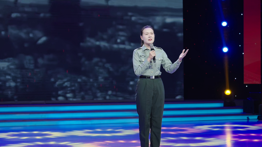 果然视频|退伍女兵走上讲台，接好宣讲国防接力棒