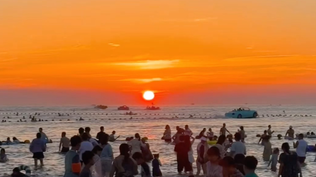 果然视频丨夏日威海国际海水浴场人气爆棚，游客扎堆洗海澡追日落