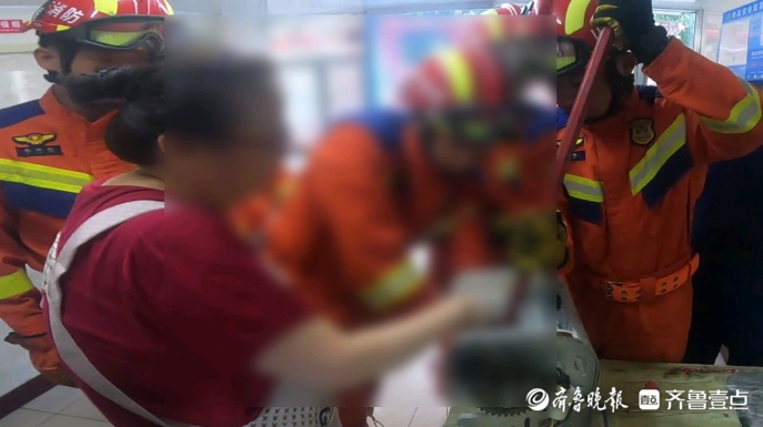 果然视频|女子被压面机“咬”住手指，消防员十分钟帮其脱困