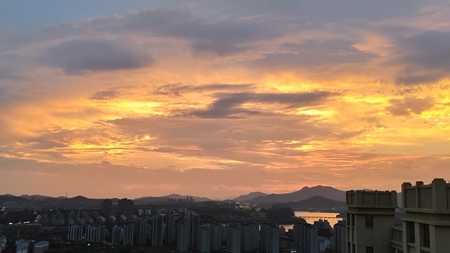 泰山的上空出现“海上欲跃白海豚”.摄影凤凰