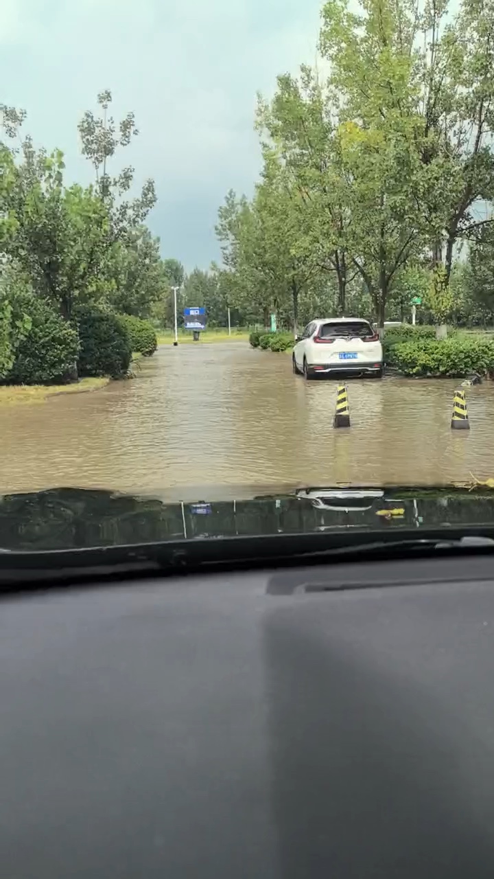 天津欢乐谷秋雨下变汪洋.摄影刘明