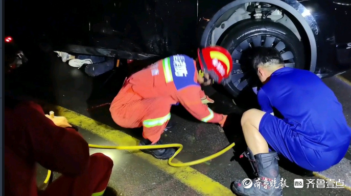 果然视频|男子被卡轿车底部，众人合力“抬”车施救