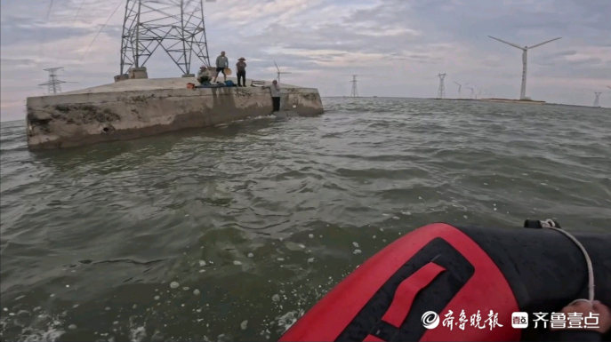 果然视频|四名游客钓鱼时忘记涨潮被困，消防员驾艇施救