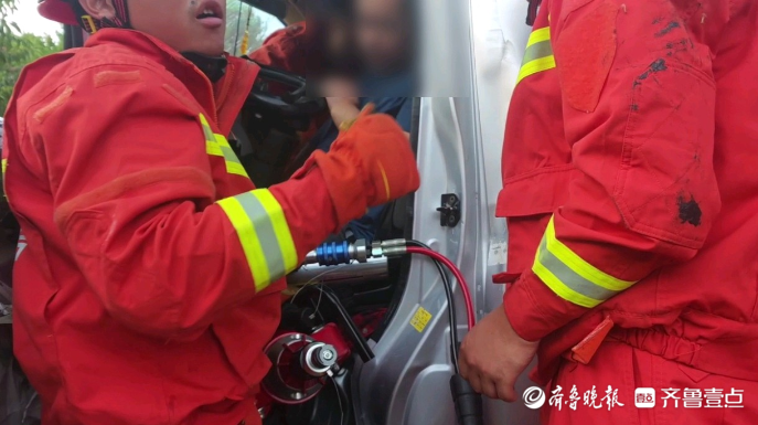 果然视频|面包车失控撞上路边树木，消防员拆“车”施救