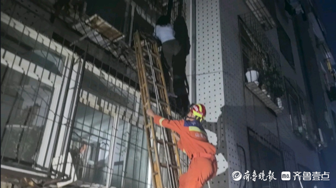 果然视频|女孩“挂”在二楼防盗网上，消防员搭梯施救