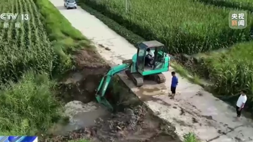河南多地抢排农田积水保秋粮生产