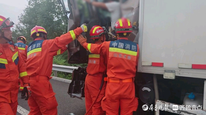 果然视频|两辆货车发生事故，消防员破拆救出被困男子
