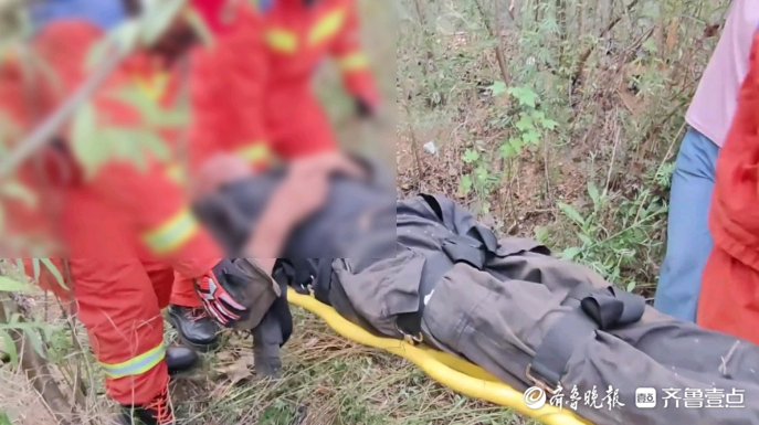果然视频|老人不慎从山坡上摔下，众人合力施救