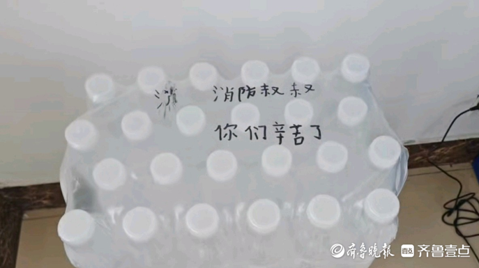 果然视频|消防队门口上演暖心一幕，四名初中生送水表达敬意