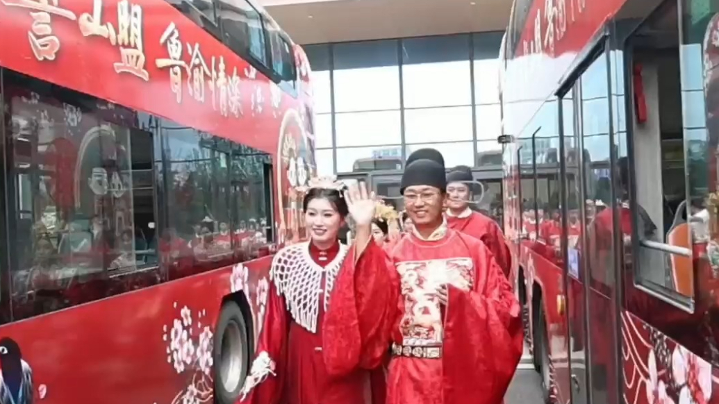 果然视频｜参加集体婚礼有何感受？新人笑称幸福被放大30倍