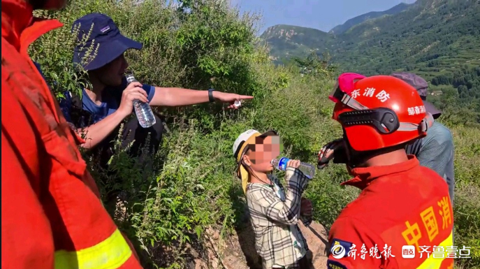 果然视频|祖孙三人爬山迷路，消防员搜救并护送其安全下山