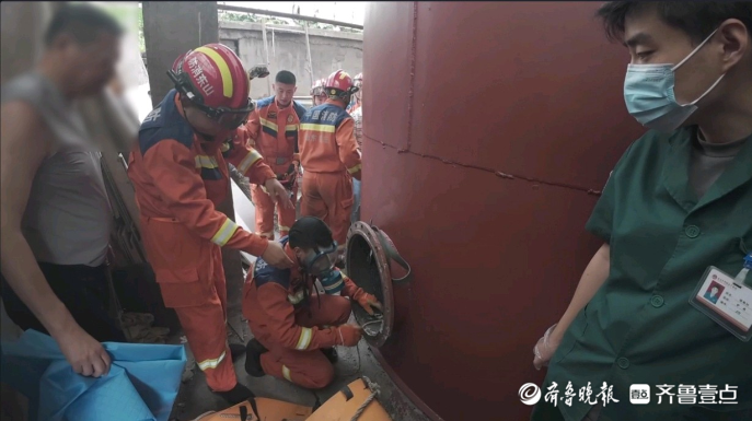果然视频|男子在金属罐内作业时突然晕倒，众人合力施救