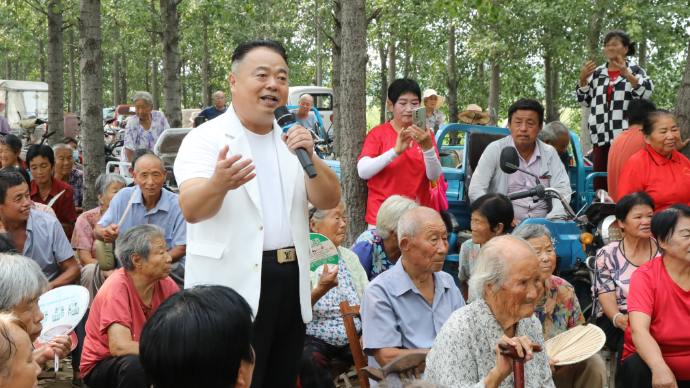 茌平文艺轻骑兵走进小树林 歌曲《双脚踏上幸福路》演唱：张远明